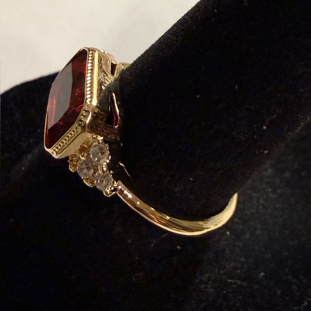 Ring - sz 8 gold tone w/large red rhinestone & tiny clear rhinestones. New! BOGO - Picture 5 of 12